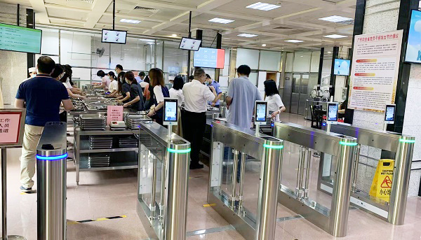 人臉識(shí)別道閘 人臉識(shí)別道閘