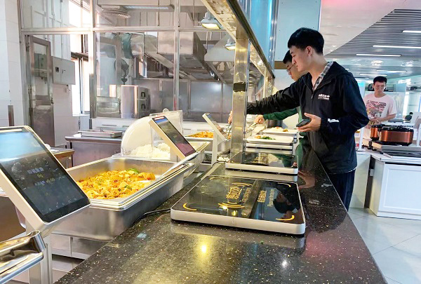 稱(chēng)重自助餐走進(jìn)學(xué)校 讓人抵抗不了的自助餐模式！