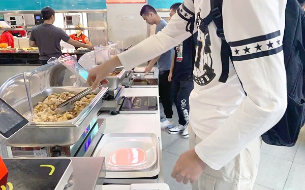 稱(chēng)重自助餐走進(jìn)學(xué)校 讓人抵抗不了的自助餐模式！